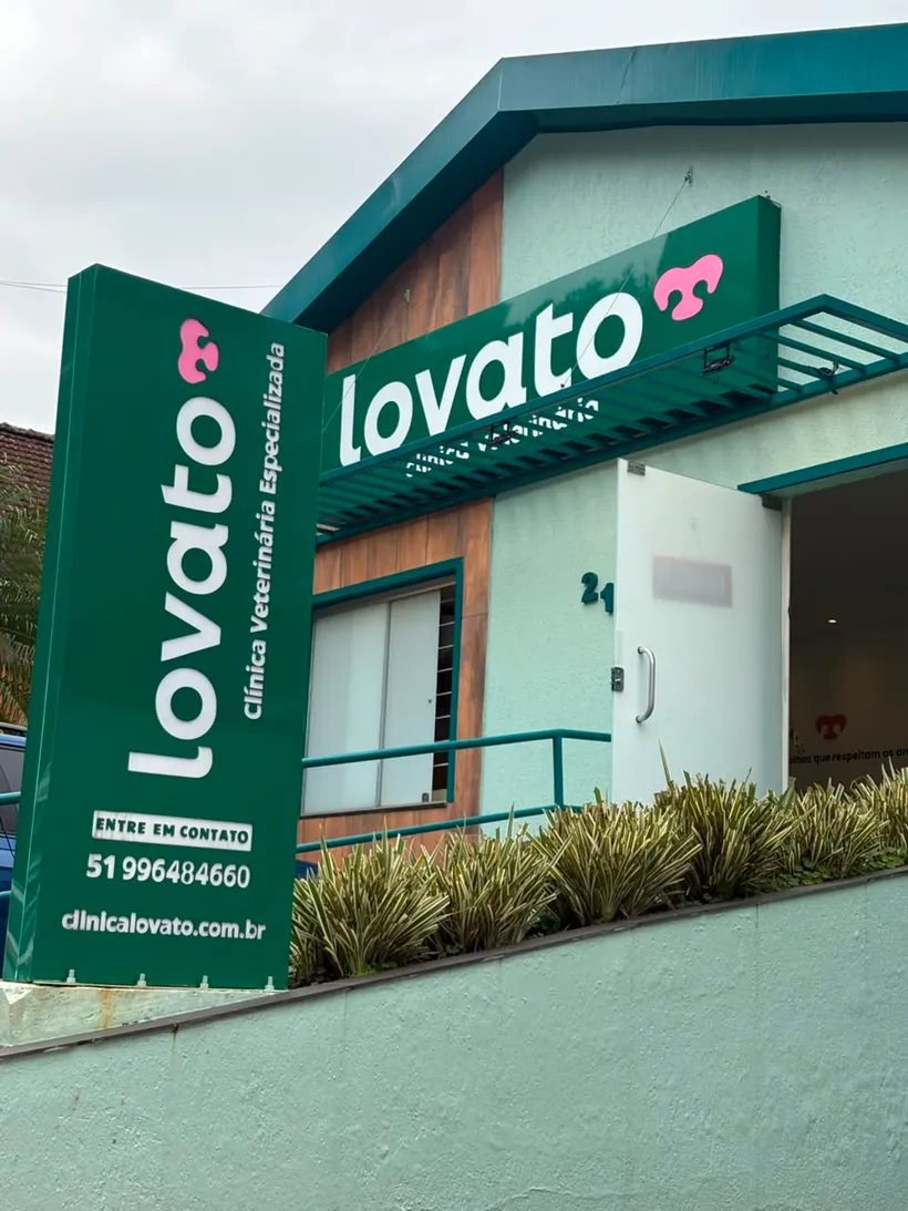Totem e fachada da Clínica Lovato em Novo Hamburgo